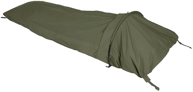 Sacco da bivacco MFH Hooped Bivy verde oliva montato con la palina sopra la zona testa