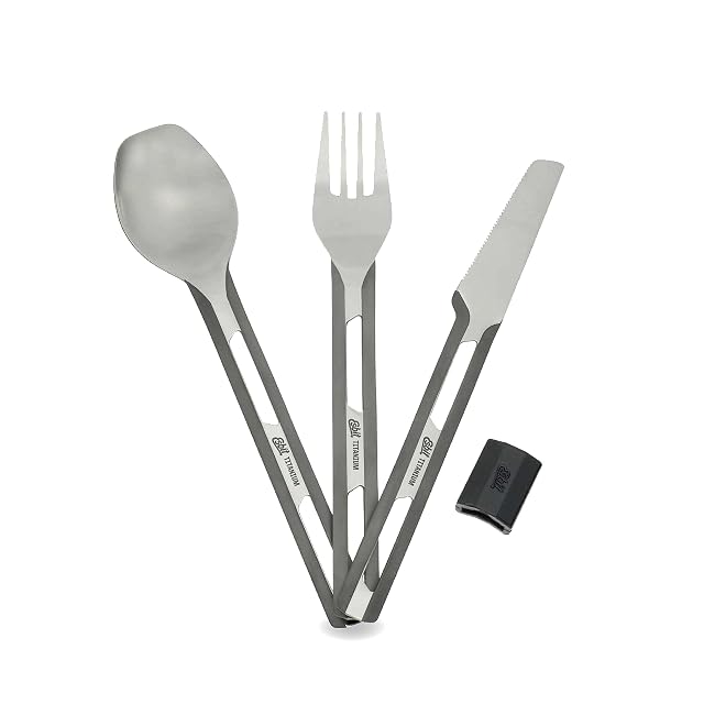 Coltello, forchetta e cucchiaio in titanio Esbit impilati e tenuti da una fascetta in silicone
