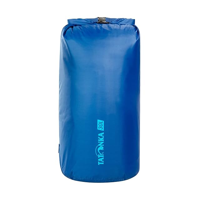Sacca stagna Tatonka Dry Sack blu arrotolata e chiusa con la sua fibbia a clip