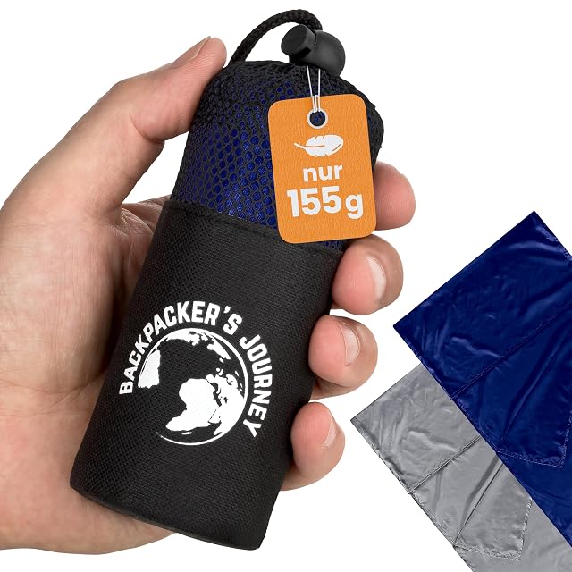 Lenzuolo sacco Backpacker's Journey blu in microfibra accanto alla sua sacca di compressione