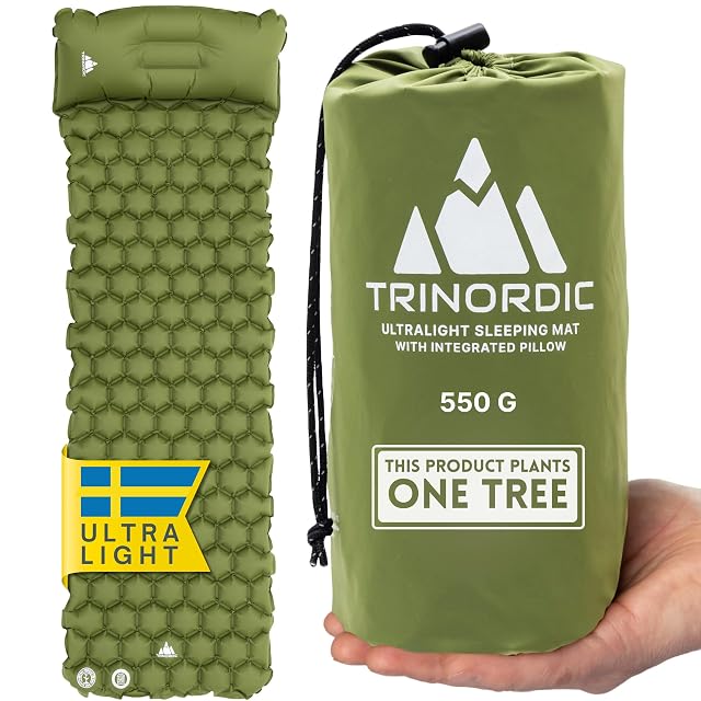 Materassino gonfiabile ultraleggero da campeggio TRINORDIC arrotolato accanto al suo cuscino gonfiabile