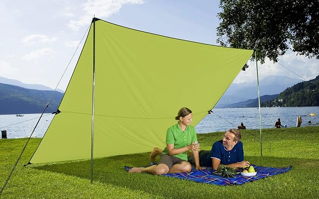 Telo tarp da campeggio ultraleggero BERGER montato come tettoia parasole con le paline