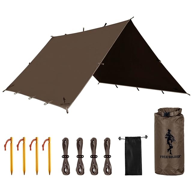 Telo tarp da campeggio FREE SOLDIER bordeaux montato come riparo sopra un campo