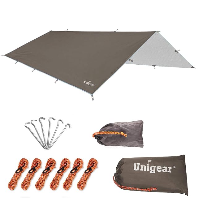 Telo tarp da campeggio Unigear Rain Fly montato come tetto di riparo